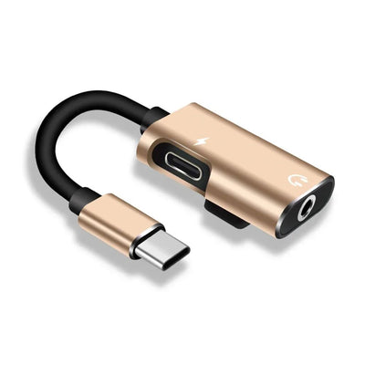 Adaptador USB-C dourado com cabo curto, entrada de áudio de 3,5 mm e USB-C fêmea.