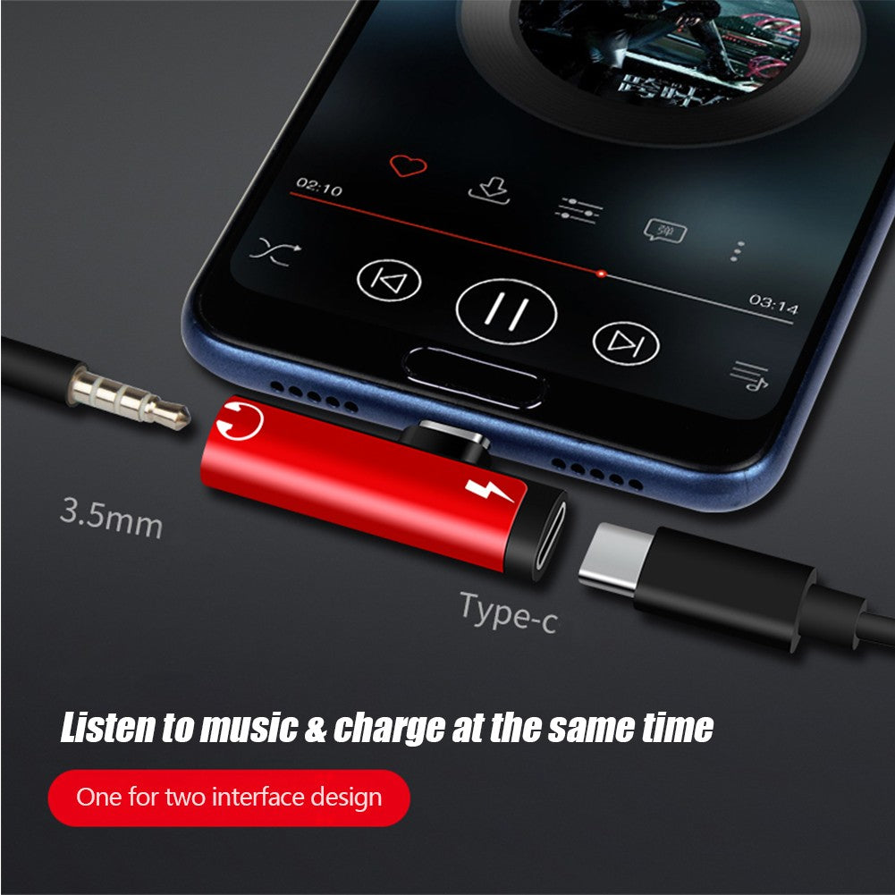 Adaptador USB-C compacto vermelho conectado a celular e cabos de áudio e alimentação.