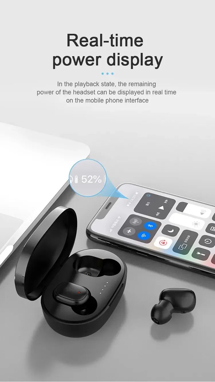 Fones TWS pretos com estojo ao lado de smartphone mostrando indicador de bateria.
