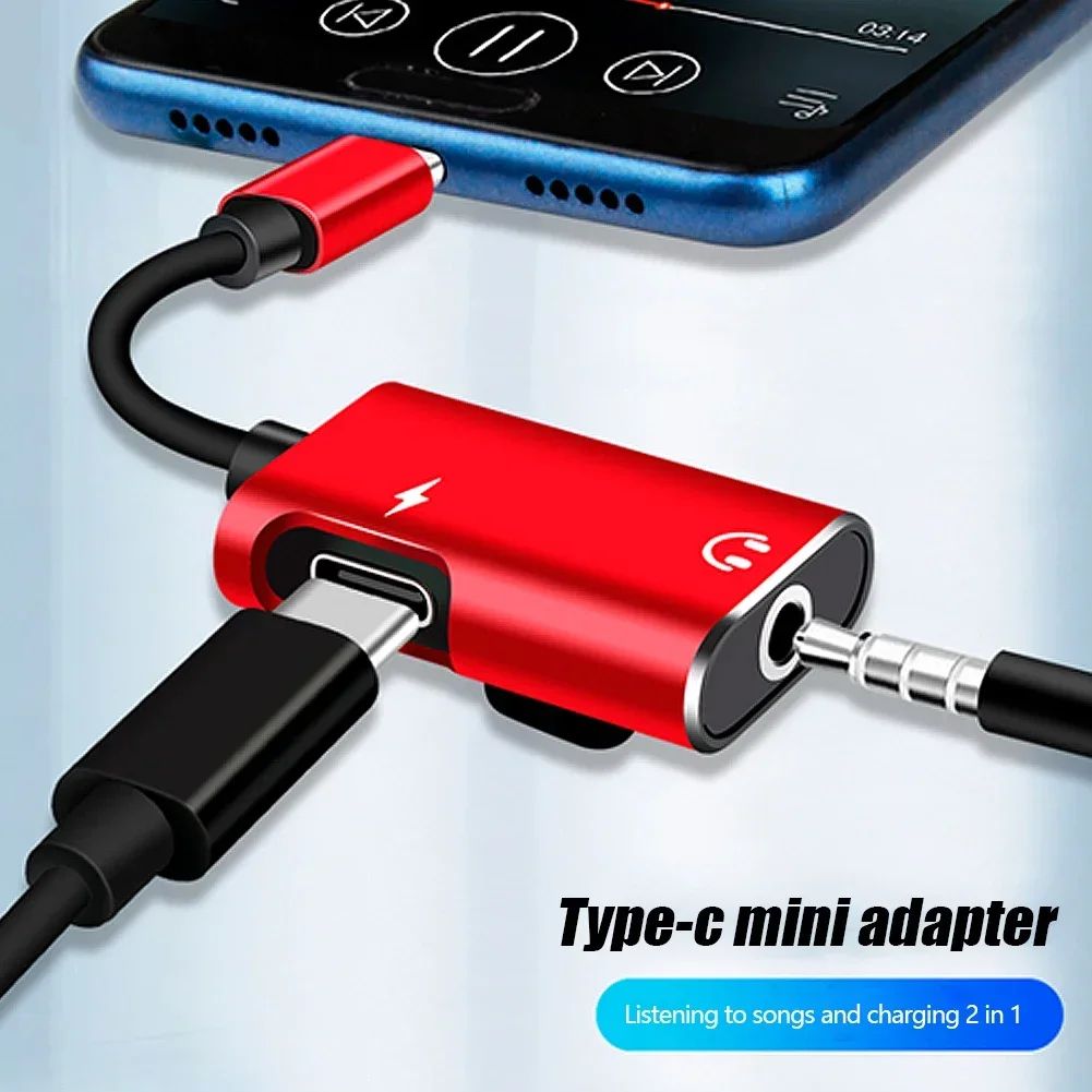 Adaptador USB-C vermelho conectado a celular, plugue de áudio e cabo de alimentação.