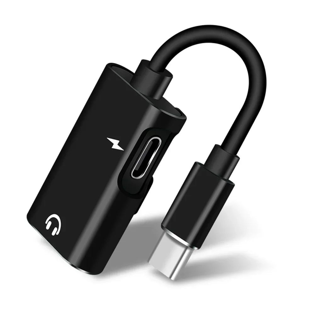 Adaptador USB-C preto com cabo curto e detalhe da porta USB-C fêmea.