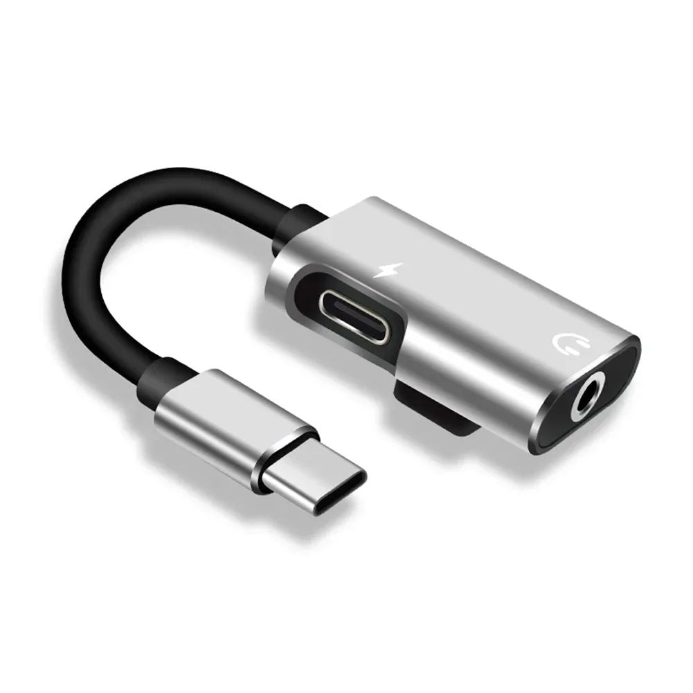 Adaptador USB-C prateado com cabo curto, entrada de áudio de 3,5 mm e USB-C fêmea.