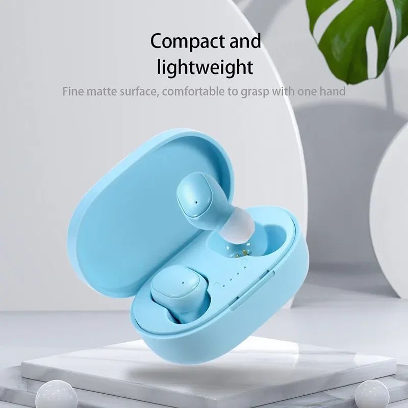 Fones TWS azuis com estojo aberto em composição com plantas.
