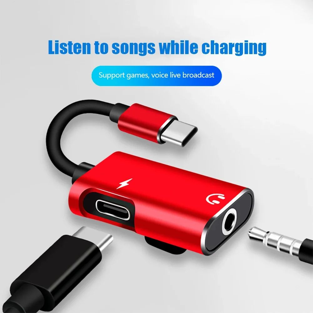 Adaptador USB-C vermelho com cabo curto, plugue de áudio e cabo de alimentação conectados.