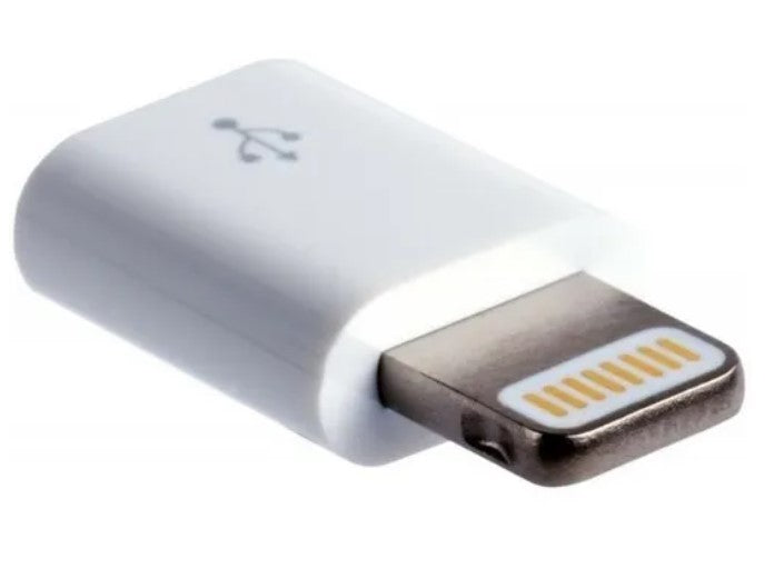 Detalhe dos contatos do conector Lightning de um adaptador branco.