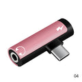 Adaptador USB-C compacto rosa com entrada de áudio de 3,5 mm.