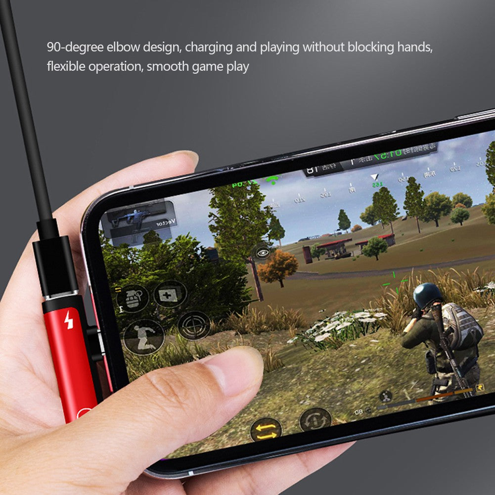 Celular na horizontal com adaptador USB-C conectado durante exibição de jogo.
